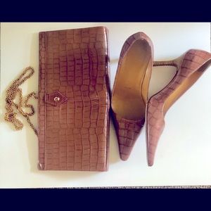 St. John classical leather pump w/matching clutch (rose color)